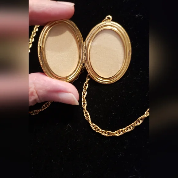 Gold Trifari "Gold Crown" Vintage Mourning Locket Necklace In Perfect Condition. - Picture 2 of 7